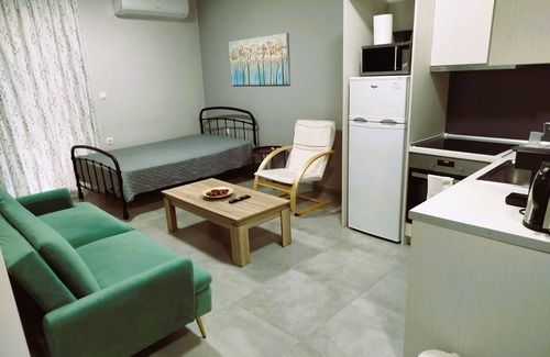 Trikala Apartment | Comfortable Stay at Othonos 10 with Great Amenities