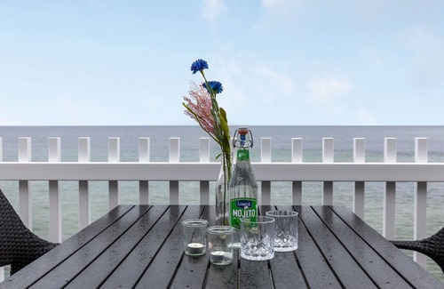 Hasle House | Oceanfront Retreat "Otis" - Steps from the Sea with Spa