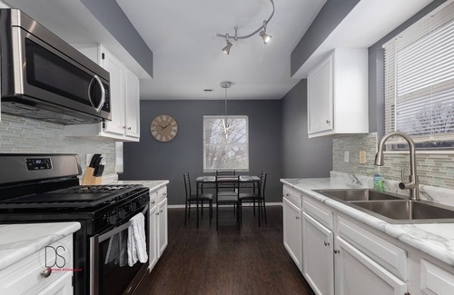 Ottawa Apartment | Ottawa Apartment - Prime Location, Family & Pet Friendly!