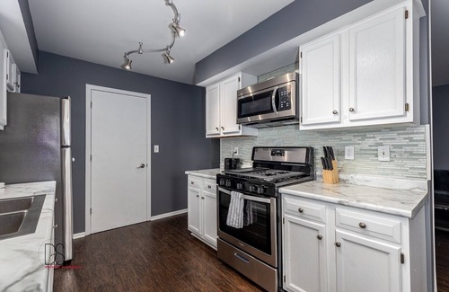 Ottawa Apartment | Ottawa Apartment - Prime Location, Family & Pet Friendly!