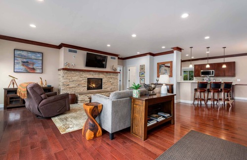 Florence House | Idyllic Otter Banks on Mercer Lake: Dock, Kayaks & Hot Tub
