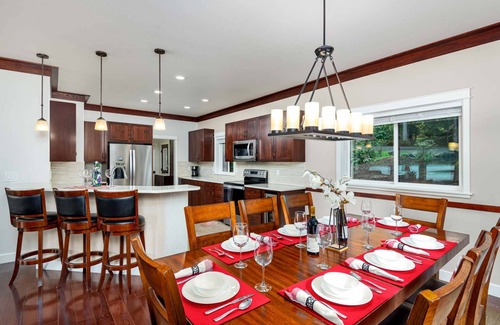 Florence House | Idyllic Otter Banks on Mercer Lake: Dock, Kayaks & Hot Tub