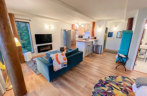 Juneau Apartment | Wild Alaskan Getaway at Otter Den Studio with Ocean Views