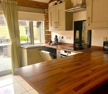 Towcester House | Family-Friendly Otters Holt at Tove Valley Cottages