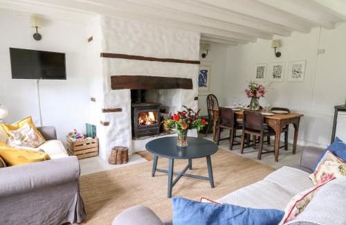 Llandeilo House | Pet-Friendly Retreat at Otters Holt - A 4-Star Escape