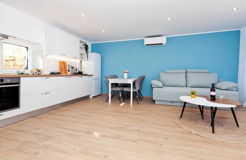 Rovinj Apartment | OTTO: Sea View Apartment with Kitchen & Parking, Rated 9.8