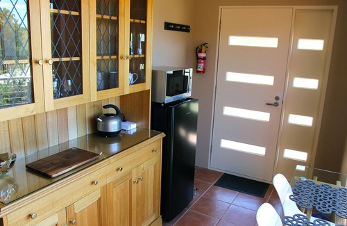 Rosevears Apartment | Modern Retreat at Ou+look BnB: Guest Rated 9.8, Pool & Breakfast