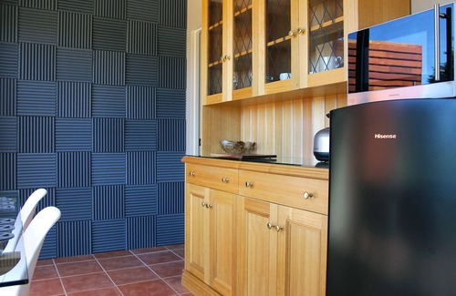 Rosevears Apartment | Modern Retreat at Ou+look BnB: Guest Rated 9.8, Pool & Breakfast