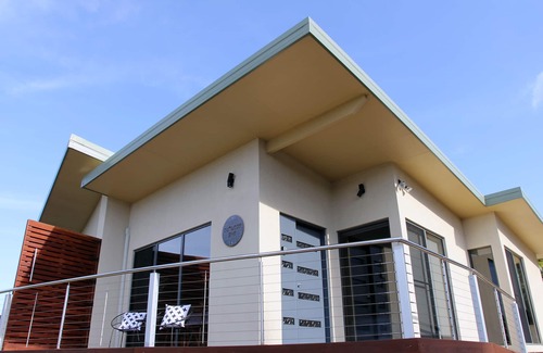 Rosevears Apartment | Modern Retreat at Ou+look BnB: Guest Rated 9.8, Pool & Breakfast