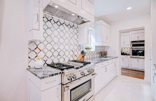 Norman House | OU Luxury 5BR Retreat + Patio | Walk to Campus #Cha