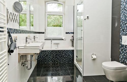 Netze House | Oude Pastorie en Dorpsschool: Oceanfront and Family Friendly