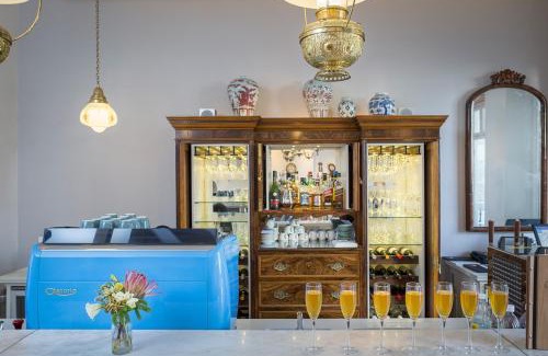 Stellenbosch Central Hotel | Discover Oude Werf Hotel: 4-Star Stay with Family Amenities