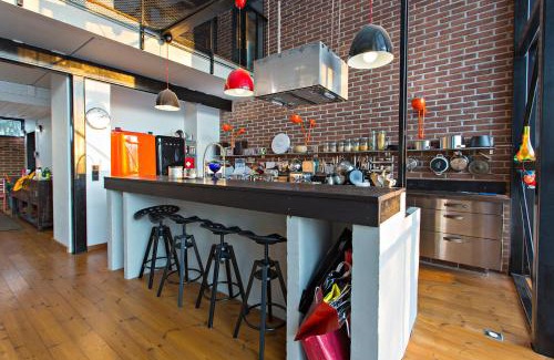 Oulu House | Oulu Loft Guesthouse: Oceanfront Retreat with Hot Tub