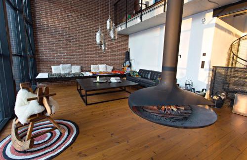 Oulu House | Oulu Loft Guesthouse: Oceanfront Retreat with Hot Tub