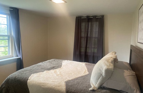 Elizabethtown Cabin | Historic Retreat with Spa & Pet-Friendly Amenities