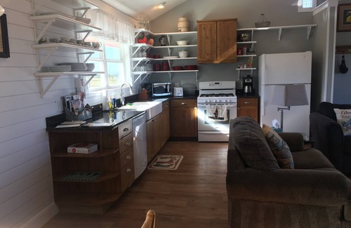 Lockhart Apartment | Cozy Retreat: 2 Bedroom Getaway with Pool & Spa Amenities