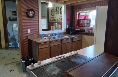 Grey Eagle House | Cozy Getaway: Guest-Rated 10/10 with Spa & Hot Tub