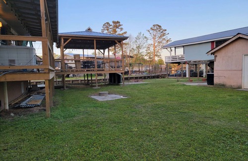 Springfield House | Idyllic Retreat: Lake View, Pool, and Family-Friendly Fun