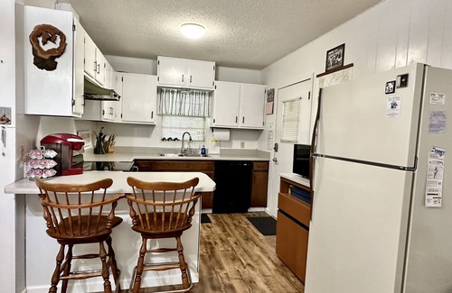 New Braunfels Cottage | Refreshing Retreat: Tranquil Lake Getaway Near Excitement