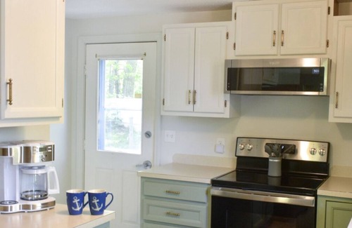 Topsham House | Serene Riverfront Retreat: Guest Rated 9.8, Family-Friendly!