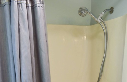 Topsham House | Serene Riverfront Retreat: Guest Rated 9.8, Family-Friendly!