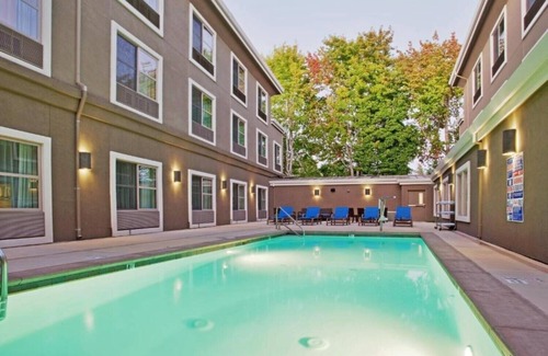 Westside Santa Cruz House | Cozy Rooms with Free Breakfast & Easy Boardwalk Access