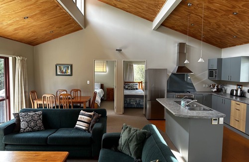 Kuratau House | Tranquil Treasure Cottage Retreat with Lake View
