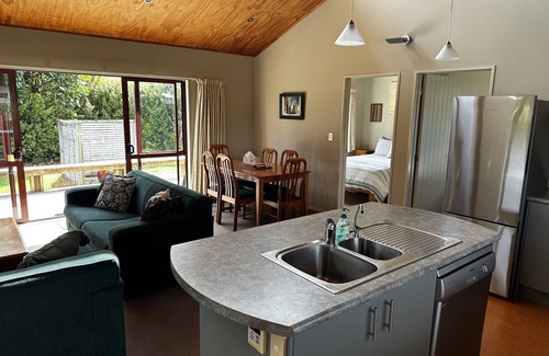 Kuratau House | Tranquil Treasure Cottage Retreat with Lake View