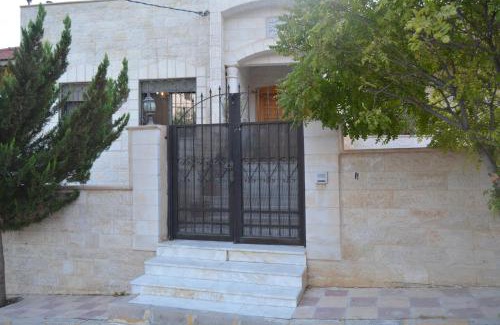 Jerash Bed & Breakfast | Budget-Friendly Villa with Horizon Views - Pet Friendly Stay