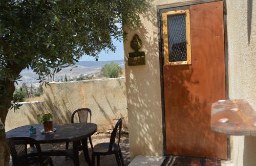 Jerash Bed & Breakfast | Budget-Friendly Villa with Horizon Views - Pet Friendly Stay