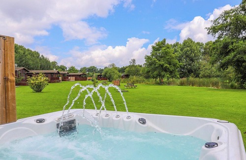 Storwood Ski Chalet | Scenic Waterview Lodges with Spa and Hot Tub Amenities