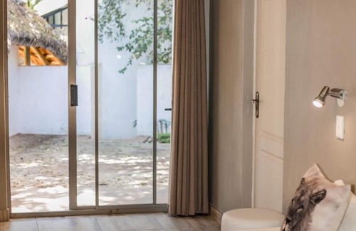 Otjiwarongo House | Inviting Out of Africa Guest House with Pool & Restaurant