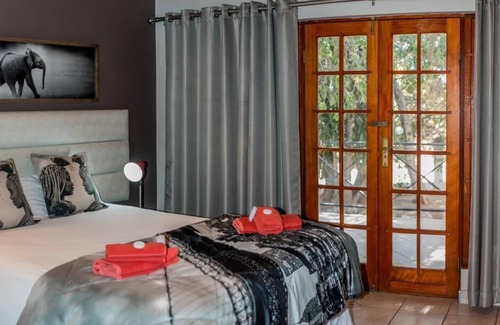 Otjiwarongo House | Inviting Out of Africa Guest House with Pool & Restaurant