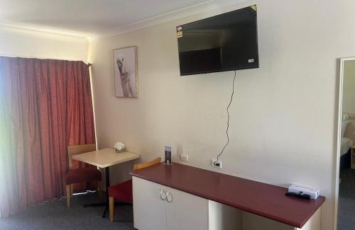 Hay South Hotel | Comfortable Outback Quarters Motel with Family-Friendly Amenities