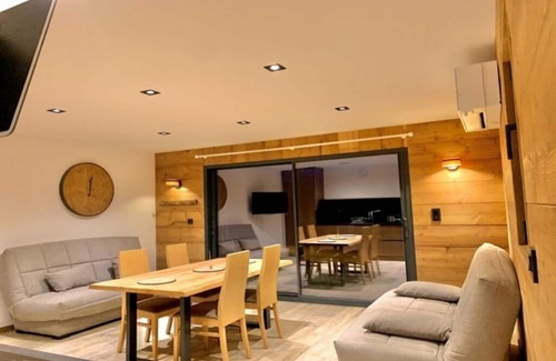 Le Devoluy Ski Chalet | Charming Outbuilding in a Chalet with Lake View & Spa