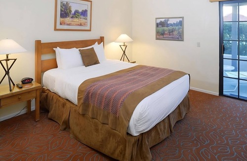 San Diego Country Estates Hotel | Outdoor Escape: Four Stylish Units with Pool & Ocean Views