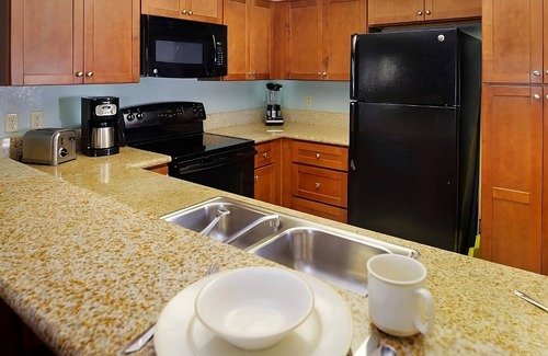San Diego Country Estates Hotel | Relaxing Outdoor Retreat: Poolside Units Near Guy B. Woodward