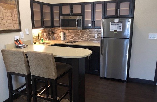 Lakeland Condo | Inviting Private Suite with Pool, Breakfast & Gym Access