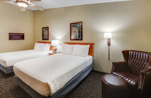 Moline Hotel | Relaxing Stoney Creek Quad Cities with Outdoor Pool & Breakfast