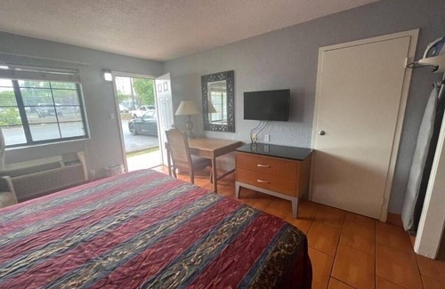 Brownsville Hotel | Outdoor Pool Stay Near Palo Alto Battlefield + Parking