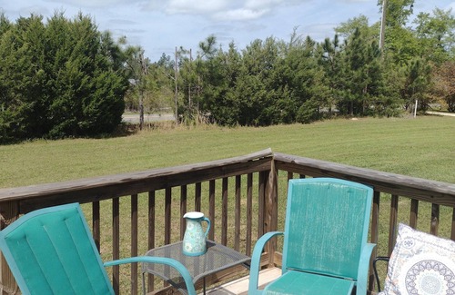 Blountstown House | Outdoor Haven for Nature Lovers - Pet Friendly & Family Ready