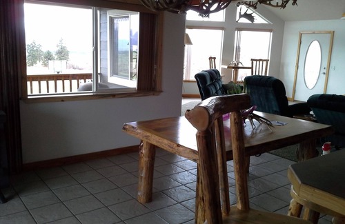 Corvallis House | Outdoor Haven: Pet-Friendly Retreat with Breakfast & Kitchen