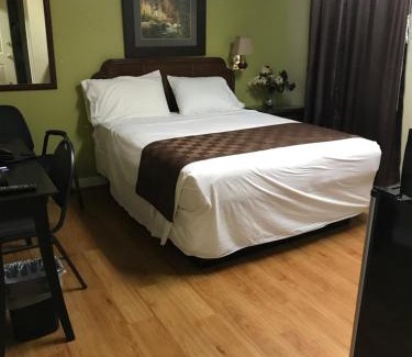 Dripping Springs Hotel | Family-Friendly Outpost Motel with Kitchen Amenities