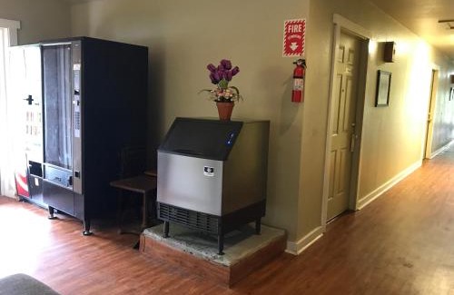Dripping Springs Hotel | Family-Friendly Outpost Motel with Kitchen Amenities
