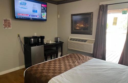 Dripping Springs Hotel | Family-Friendly Outpost Motel with Kitchen Amenities