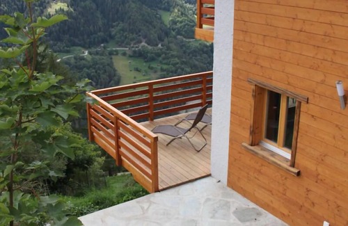 St. Luc Ski Chalet | Charming 4-Person Chalet with Balcony and Garden Views