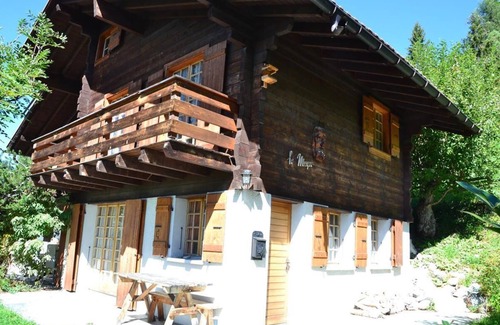 Saint-Luc Ski Chalet | Inviting Chalet for 4 with Garden and Balcony Retreat