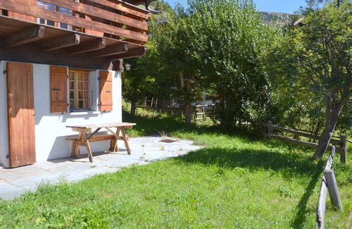 Saint-Luc Ski Chalet | Inviting Chalet for 4 with Garden and Balcony Retreat