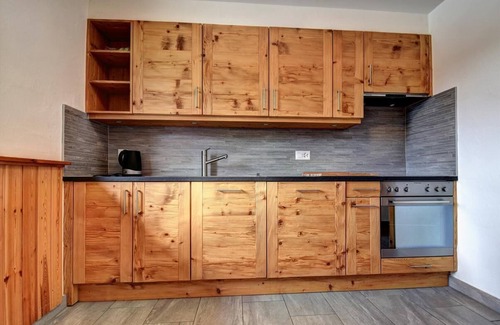 St. Luc Ski Chalet | Cozy Chalet for 6 with Balcony & Fireplace - Rated 10/10