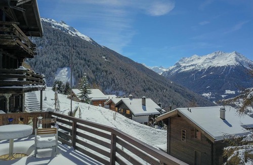 St. Luc Ski Chalet | Cozy Chalet for 6 with Balcony & Fireplace - Rated 10/10